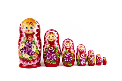 Images de poupées russes : pour libérer une poupée, il faut ouvrir toutes les autres dans l'ordre.